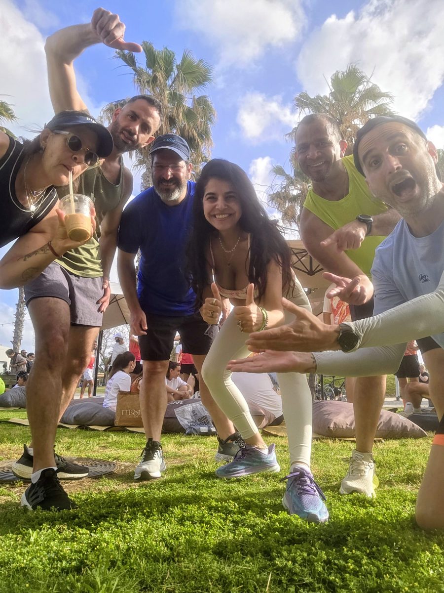 חברי קבוצת הריצה בצילום משותף על הדשא
